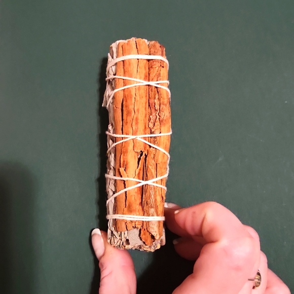 White sage & cinnamon smudge stick - Picture 4 of 5